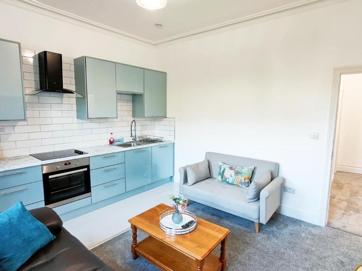 בורנמות' Flat-C, 4 Adults, 20 Mins To Beach, Netflix, Wifi, Sleeps 4 Adults מראה חיצוני תמונה