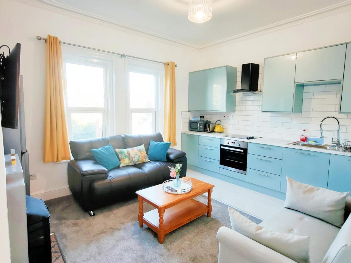 בורנמות' Flat-C, 4 Adults, 20 Mins To Beach, Netflix, Wifi, Sleeps 4 Adults מראה חיצוני תמונה