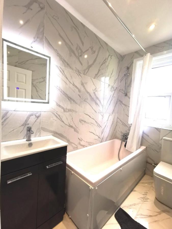 בורנמות' Flat-C, 4 Adults, 20 Mins To Beach, Netflix, Wifi, Sleeps 4 Adults מראה חיצוני תמונה
