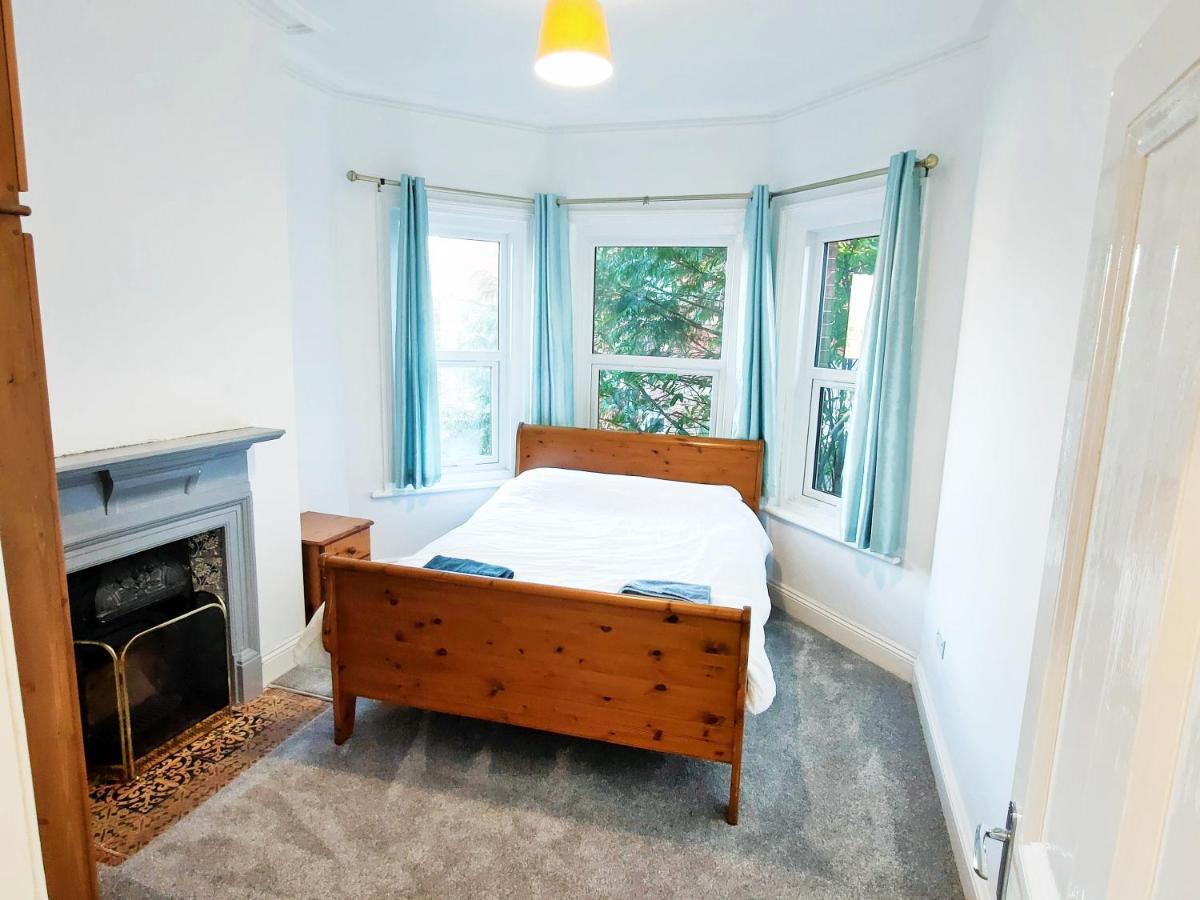 בורנמות' Flat-C, 4 Adults, 20 Mins To Beach, Netflix, Wifi, Sleeps 4 Adults מראה חיצוני תמונה