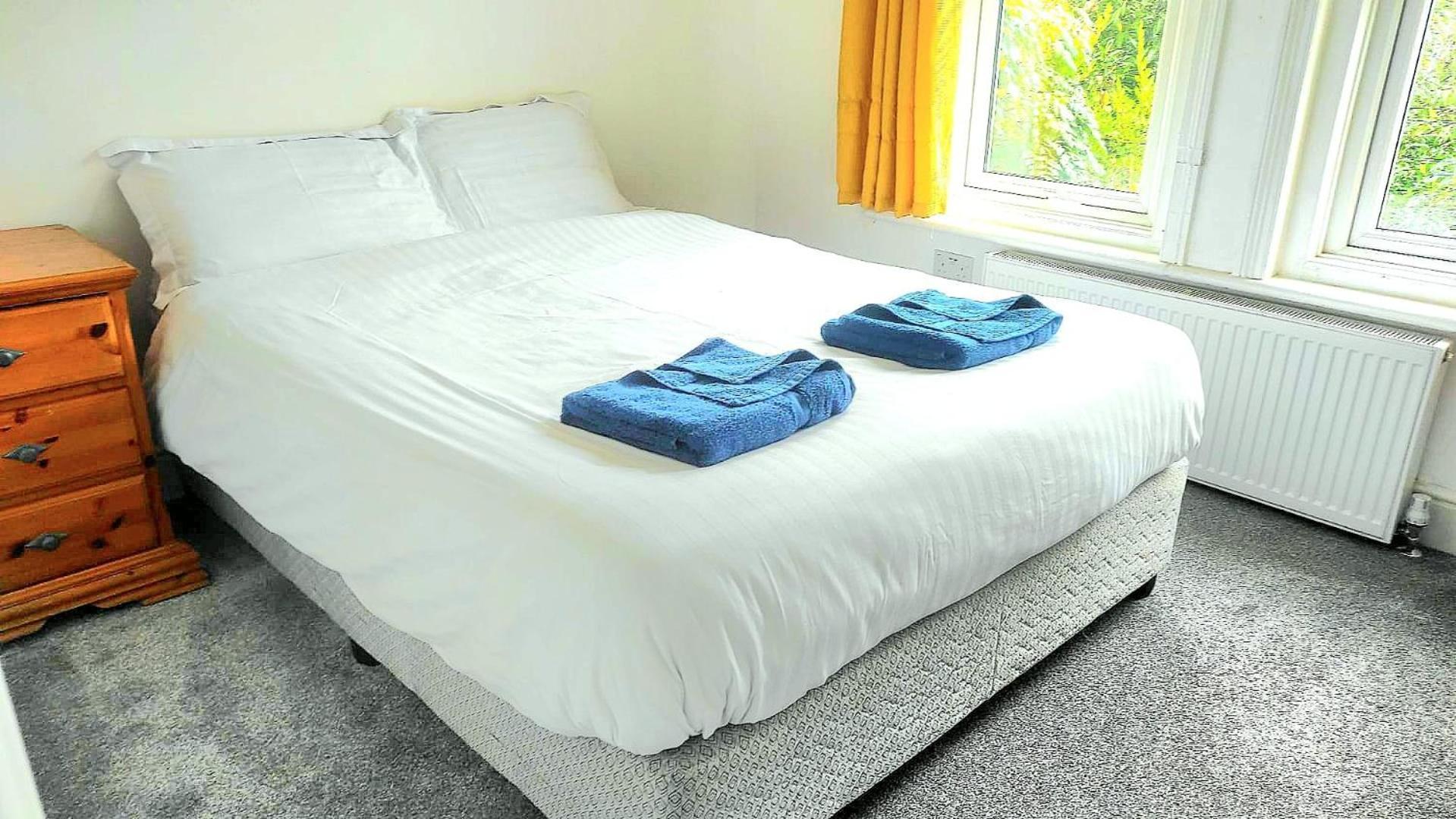 בורנמות' Flat-C, 4 Adults, 20 Mins To Beach, Netflix, Wifi, Sleeps 4 Adults מראה חיצוני תמונה